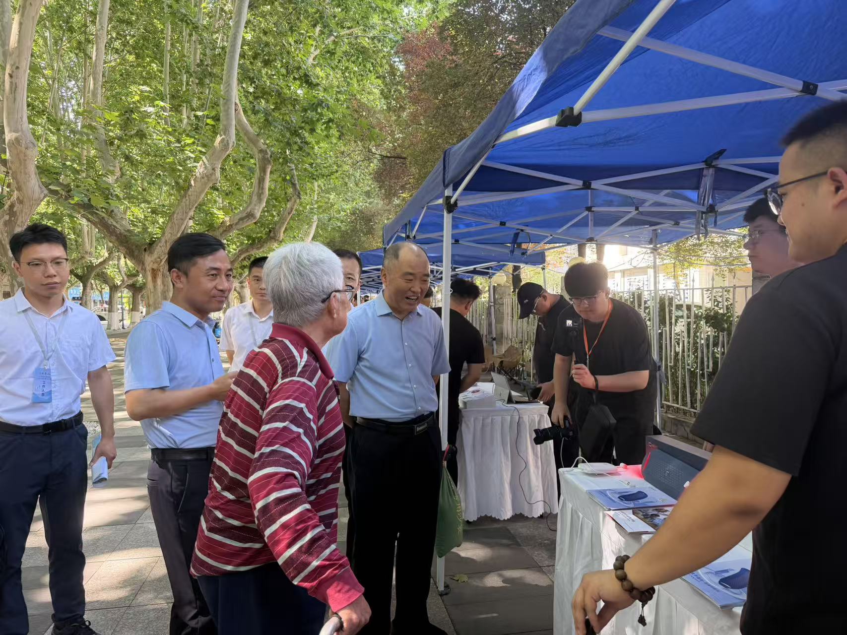 创盈光疗亮相西安民政进社区银龄集市，“金字塔光”技术赋能银发康养新未来